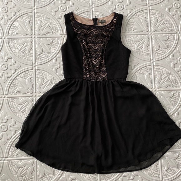 Lily Rose Lace & Chiffon Dress - Picture 2 of 5